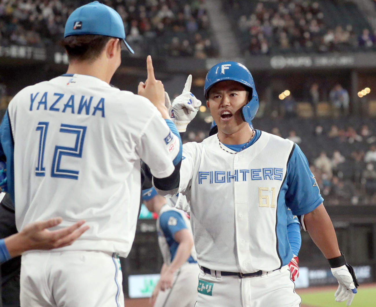 日本ハム対ソフトバンク　1回裏日本ハム無死一塁、今川は先制となる左越え2点本塁打を放ちナインに出迎えられる（撮影・佐藤翔太）