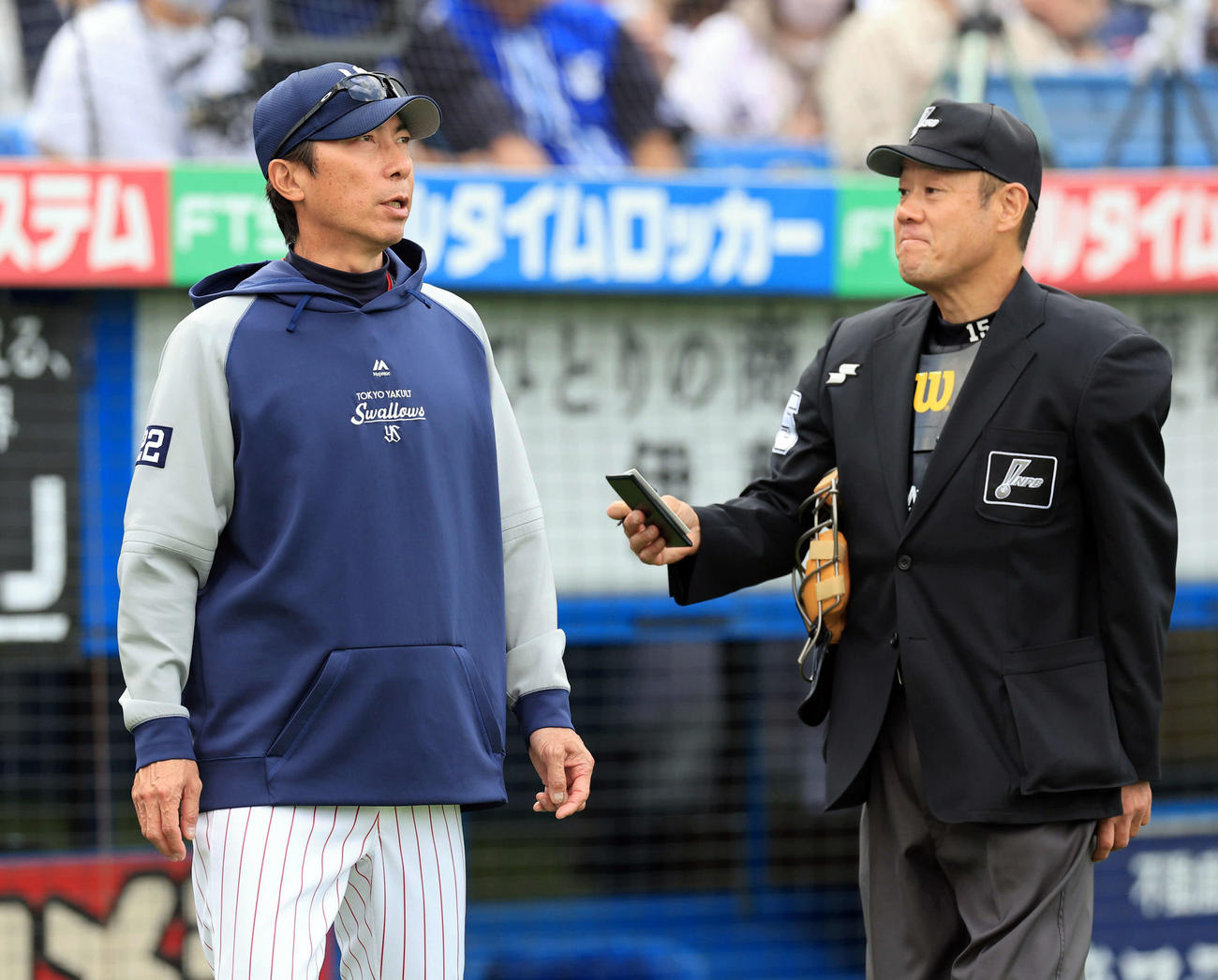 ヤクルト対DeNA 6回表DeNAの攻撃前、投手交代を告げるヤクルト高津監督（撮影・浅見桂子）