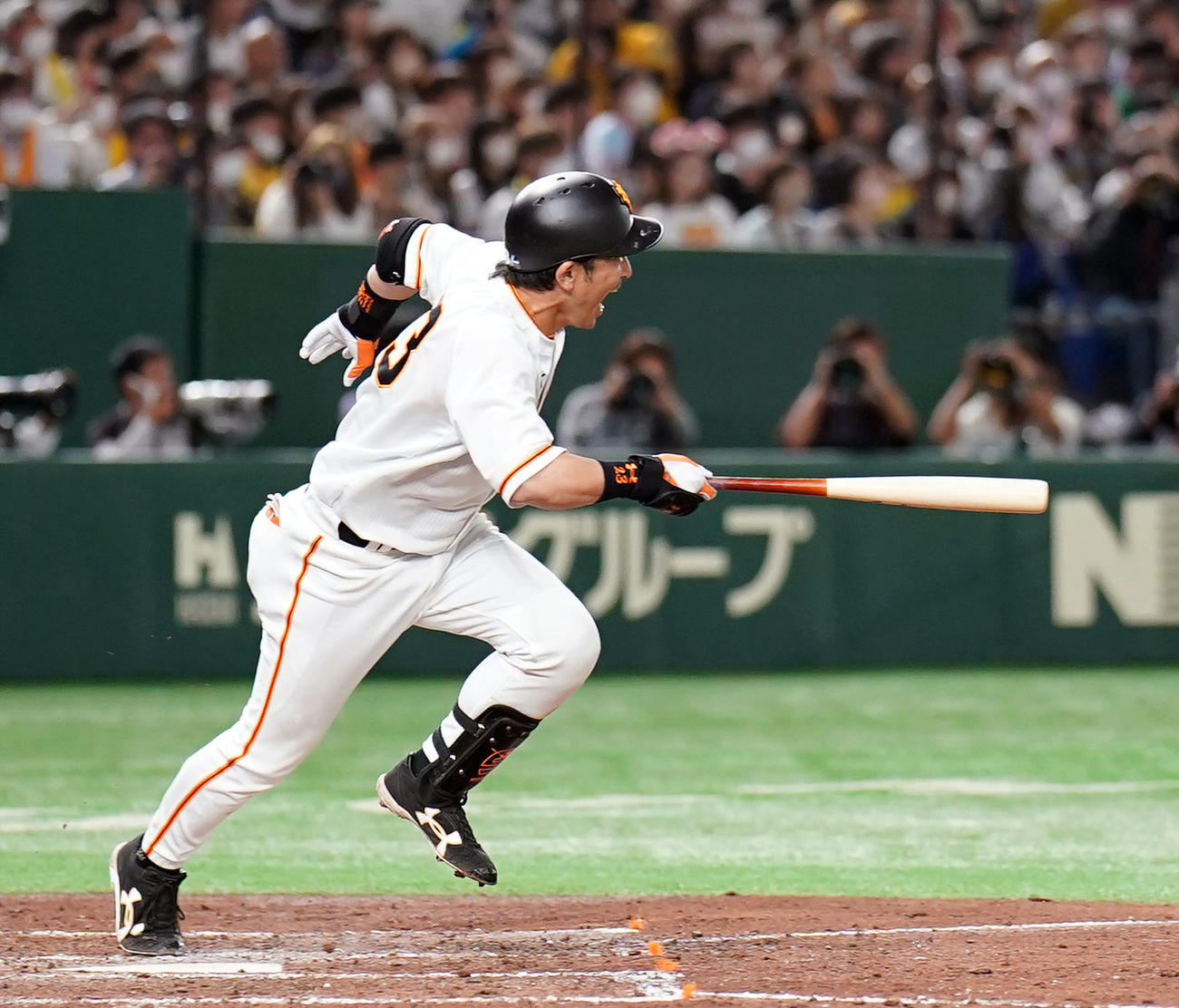 巨人対阪神　5回裏巨人2死一、二塁、適時打を放つ代打松田（撮影・狩俣裕三）