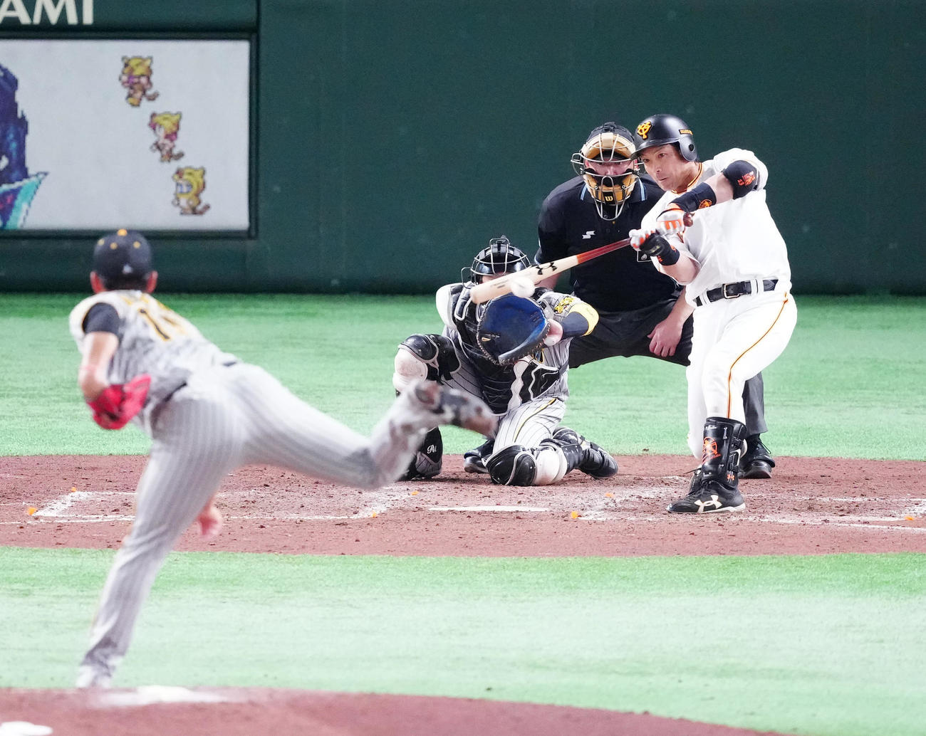 巨人対阪神　5回裏巨人2死一、二塁、左前適時打を放つ松田。投手西純（撮影・江口和貴）