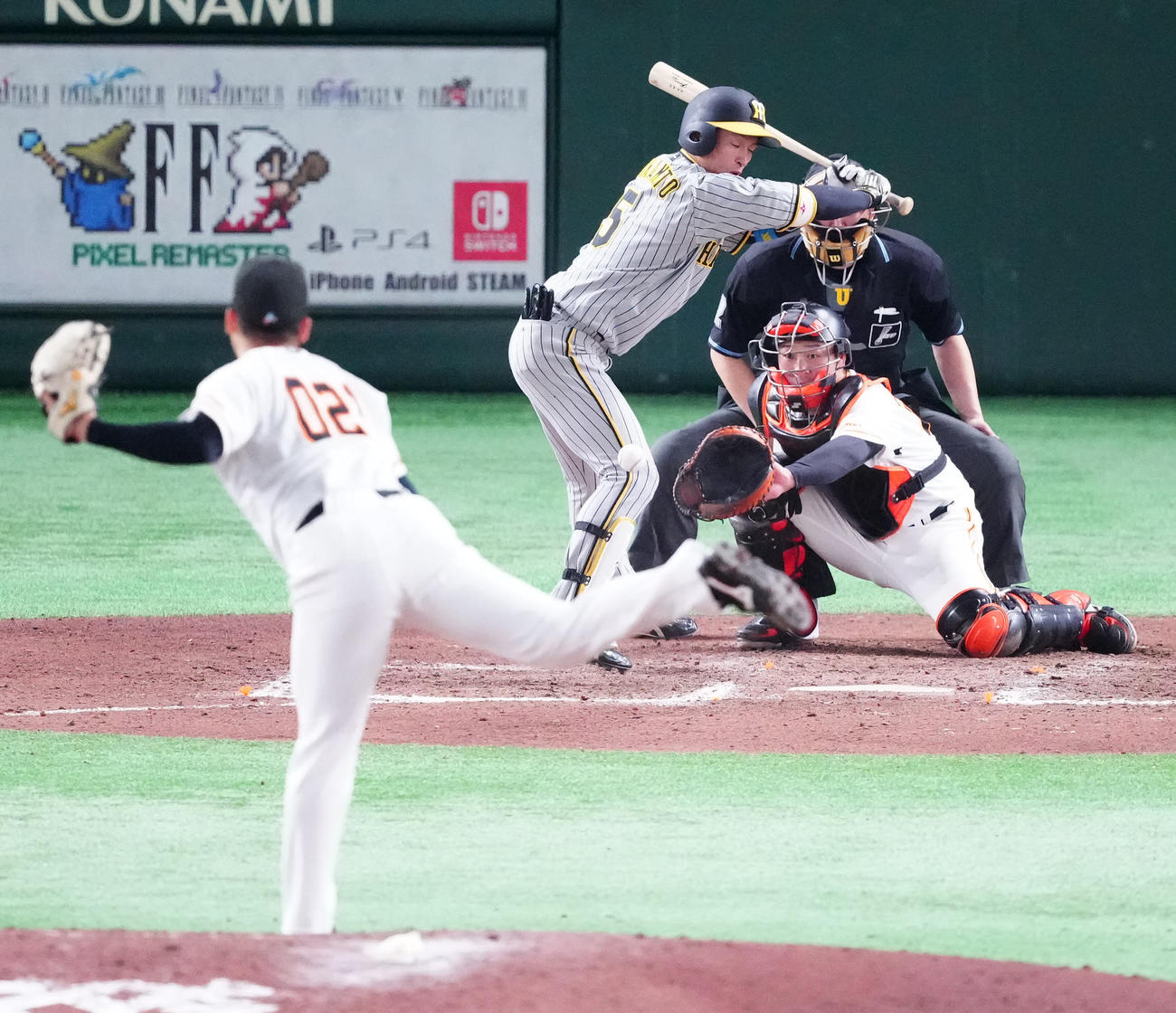 巨人対阪神　8回表阪神2死一、二塁、死球を受ける近本。投手松井（撮影・江口和貴）