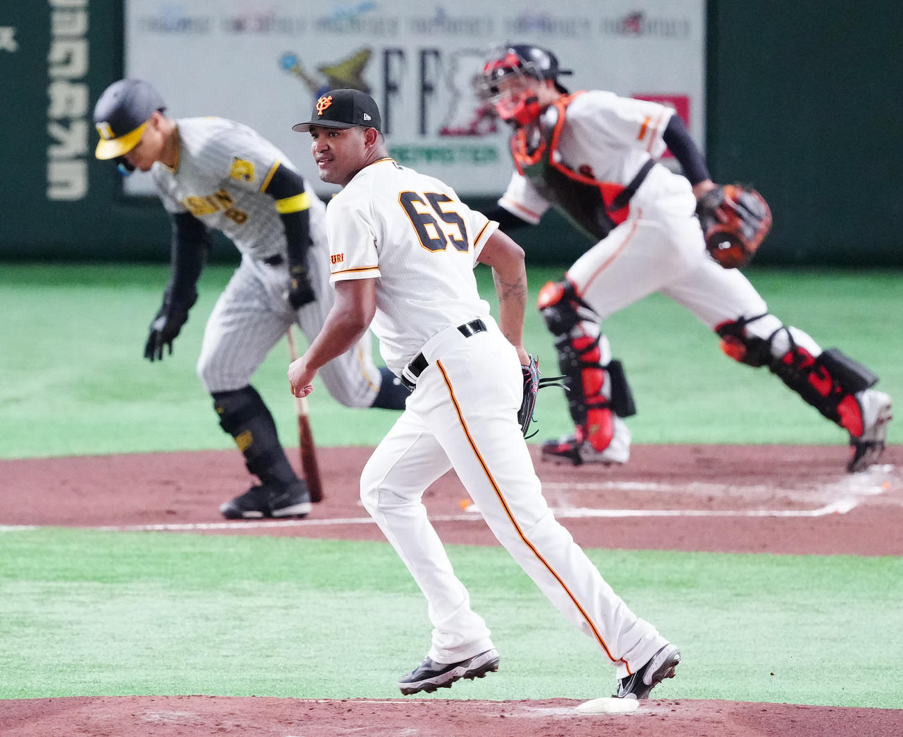 巨人対阪神　2回表阪神1死、佐藤輝（左）を二ゴロに仕留めるメンデス（撮影・江口和貴）