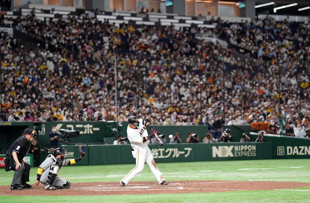 巨人対阪神　5回裏巨人2死三塁、適時二塁打を放つ中田翔（撮影・狩俣裕三）
