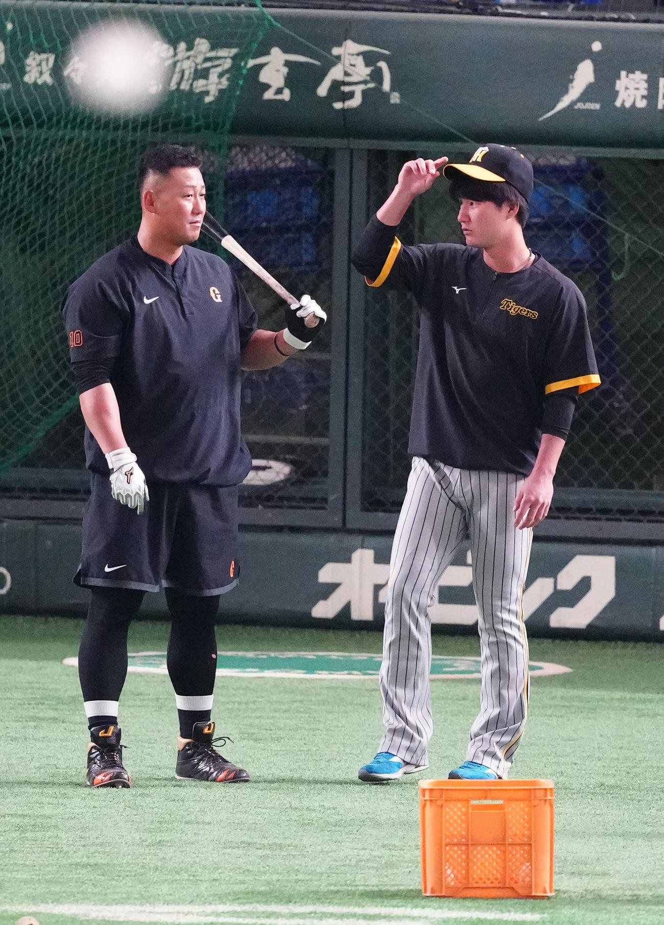 巨人対阪神　試合前、言葉を交わす巨人中田翔（左）と阪神渡辺諒（撮影・江口和貴）