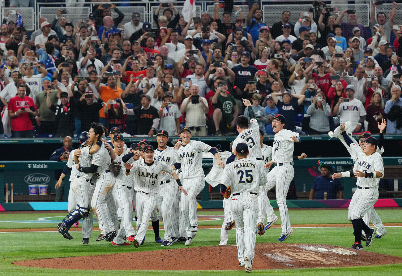 日本対米国　9回表米国2死、トラウトを三振に仕留め優勝を決めた大谷（左から2人目）はナインと喜びを爆発させる（撮影・垰建太）