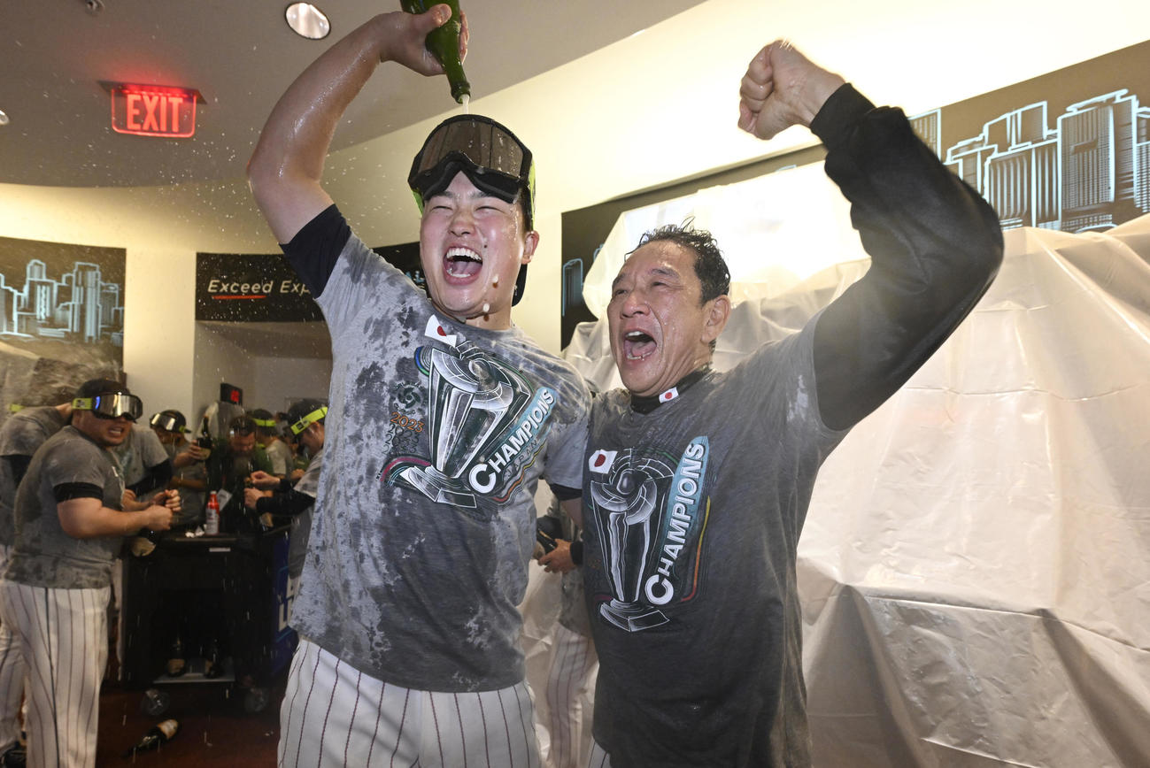 試合後のビールかけを楽しむ村上（左）と栗山監督
