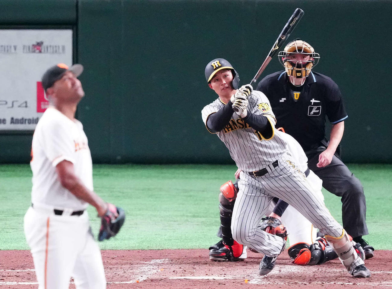 巨人対阪神　5回表阪神1死、左中間に同点ソロ本塁打を放つ森下。投手メンデス（撮影・江口和貴）