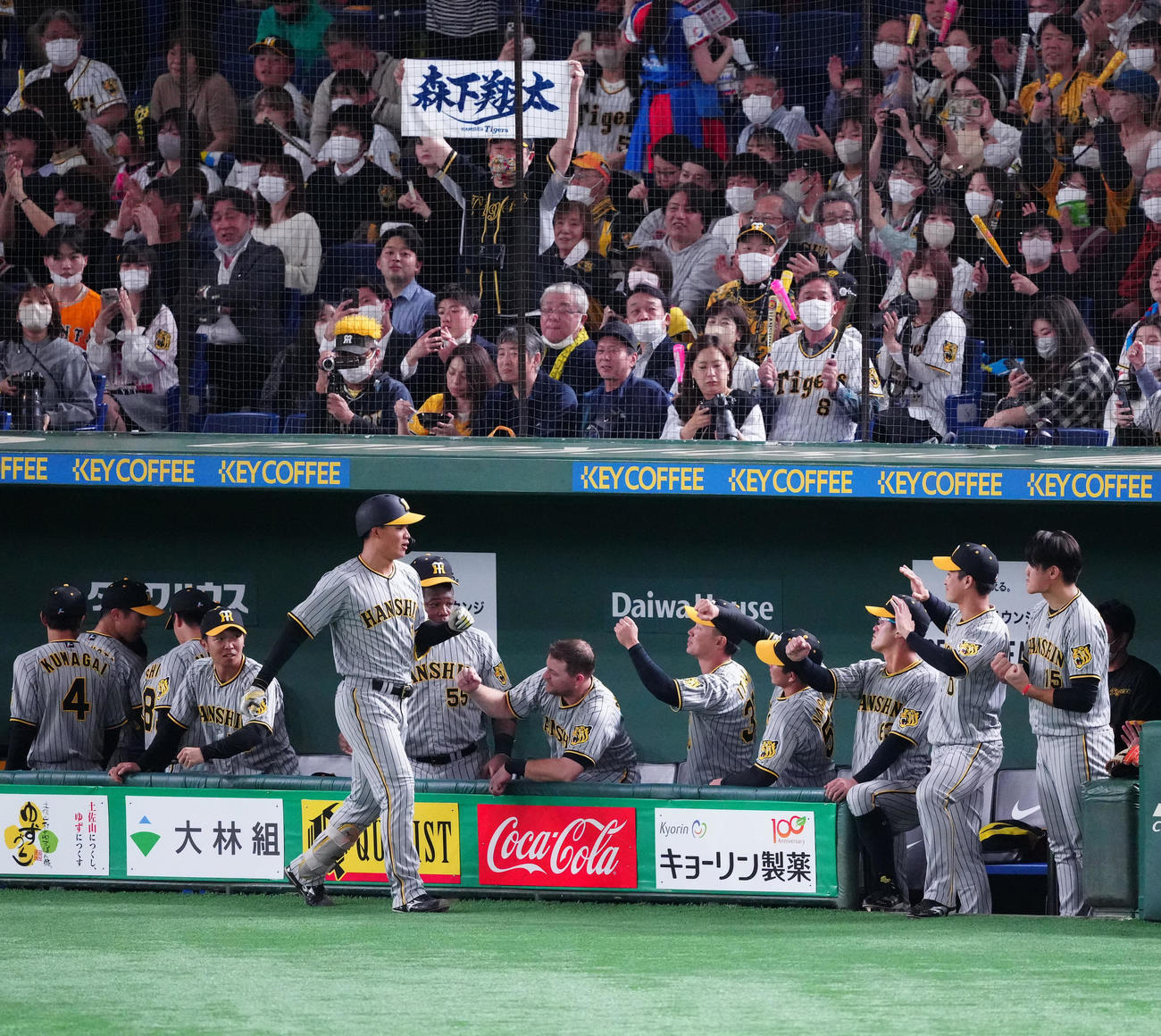 巨人対阪神　5回表阪神1死、左中間に同点ソロ本塁打を放ち、チームメートとタッチを交わす森下（手前左）（撮影・江口和貴）