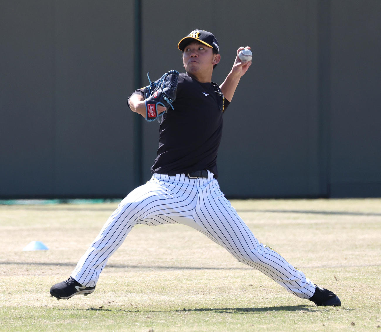 20日、投手指名練習でキャッチボールする伊藤将