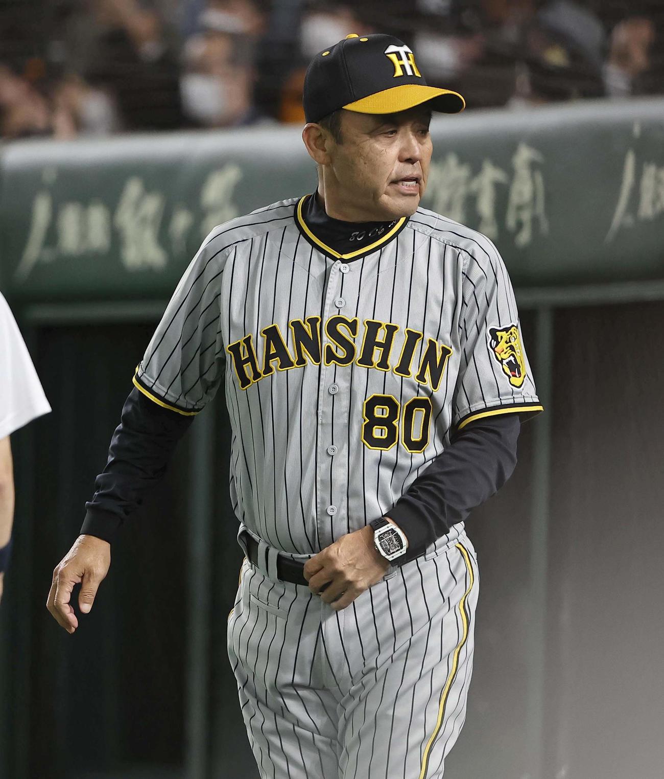 巨人対阪神　選手交代を告げにベンチを出る岡田監督（撮影・上田博志）