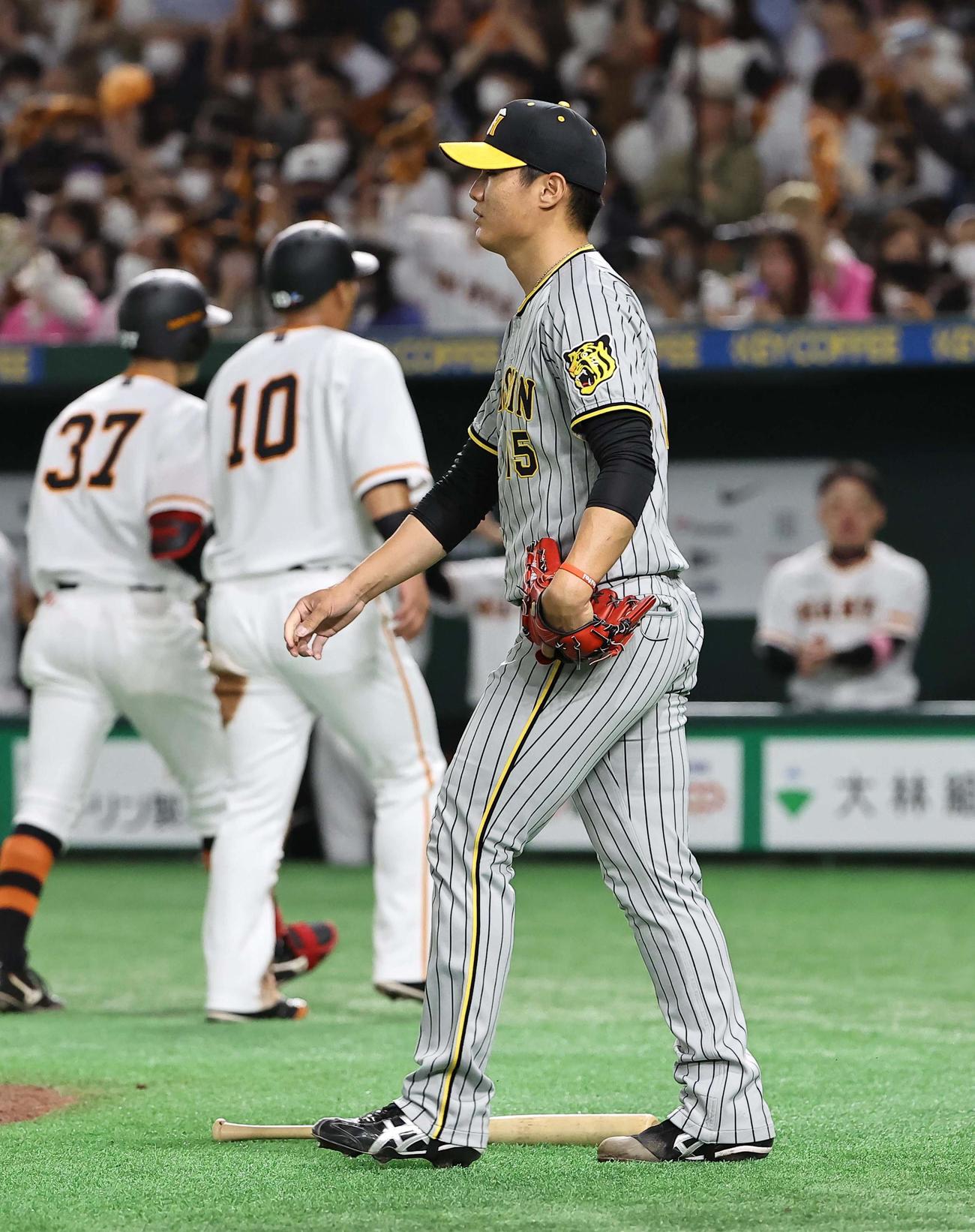 巨人対阪神　5回表阪神2死一、二塁、西純（右）はブリンソンに適時打を浴び中田翔（中央）の生還を許す（撮影・上田博志）