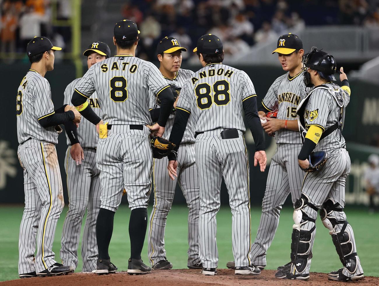 巨人対阪神　5回、失点した西純（右から2人目）に声を掛ける阪神ナイン（撮影・上田博志）