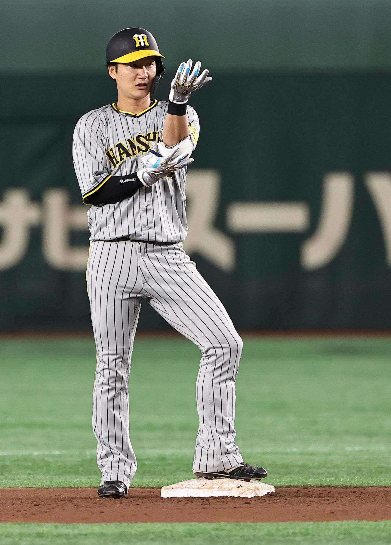 巨人対阪神　8回表阪神2死満塁、右中間へ3点適時二塁打を放つ渡辺諒（撮影・上田博志）