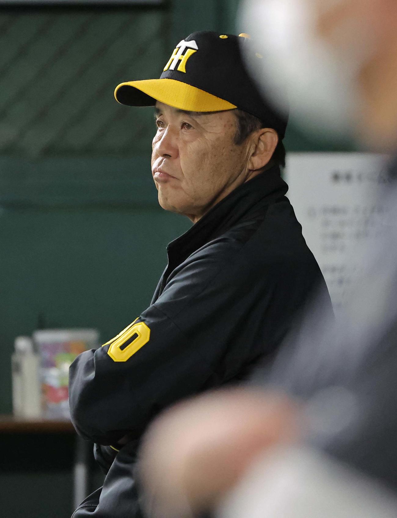 巨人対阪神　ベンチから練習を見守る岡田監督（撮影・上田博志）