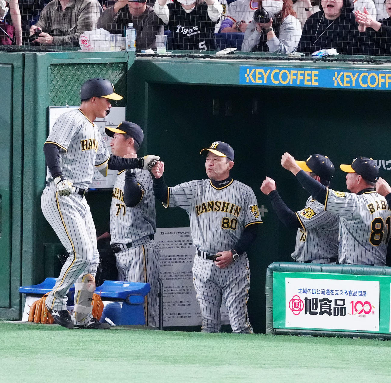 巨人対阪神　5回表阪神1死、同点ソロ本塁打を放った森下（左）とタッチを交わす岡田監督（撮影・江口和貴）