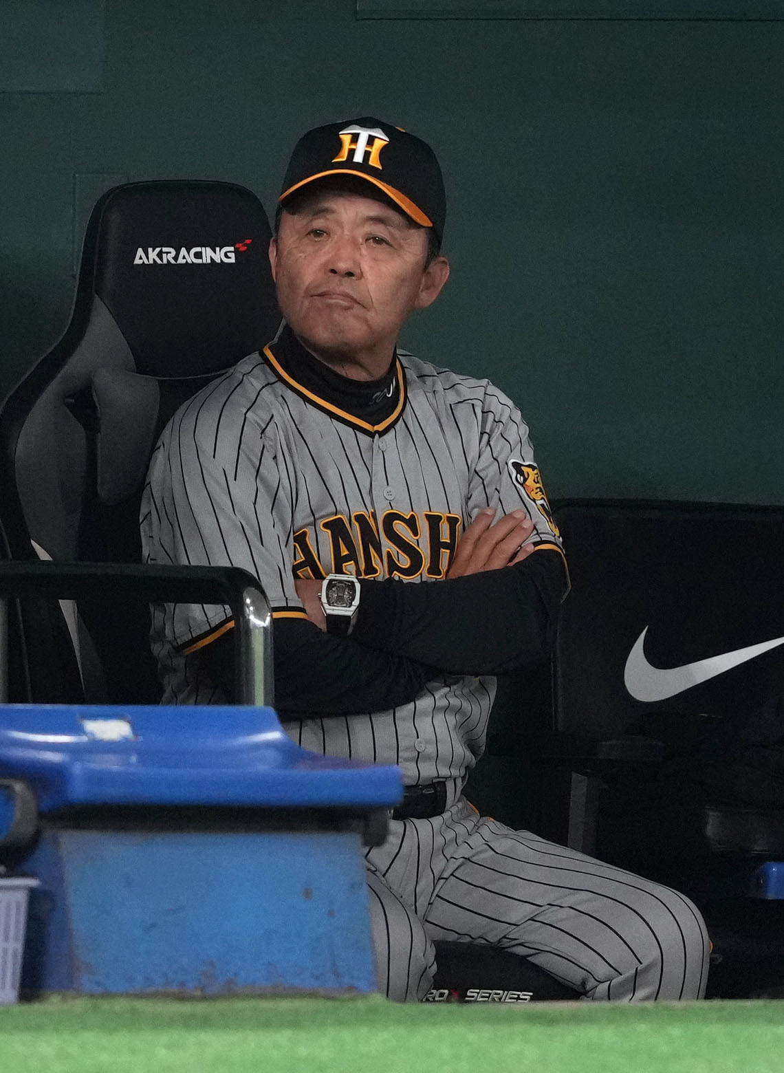 巨人対阪神　7回裏を終え、ベンチで腕組みをする岡田監督（撮影・狩俣裕三）