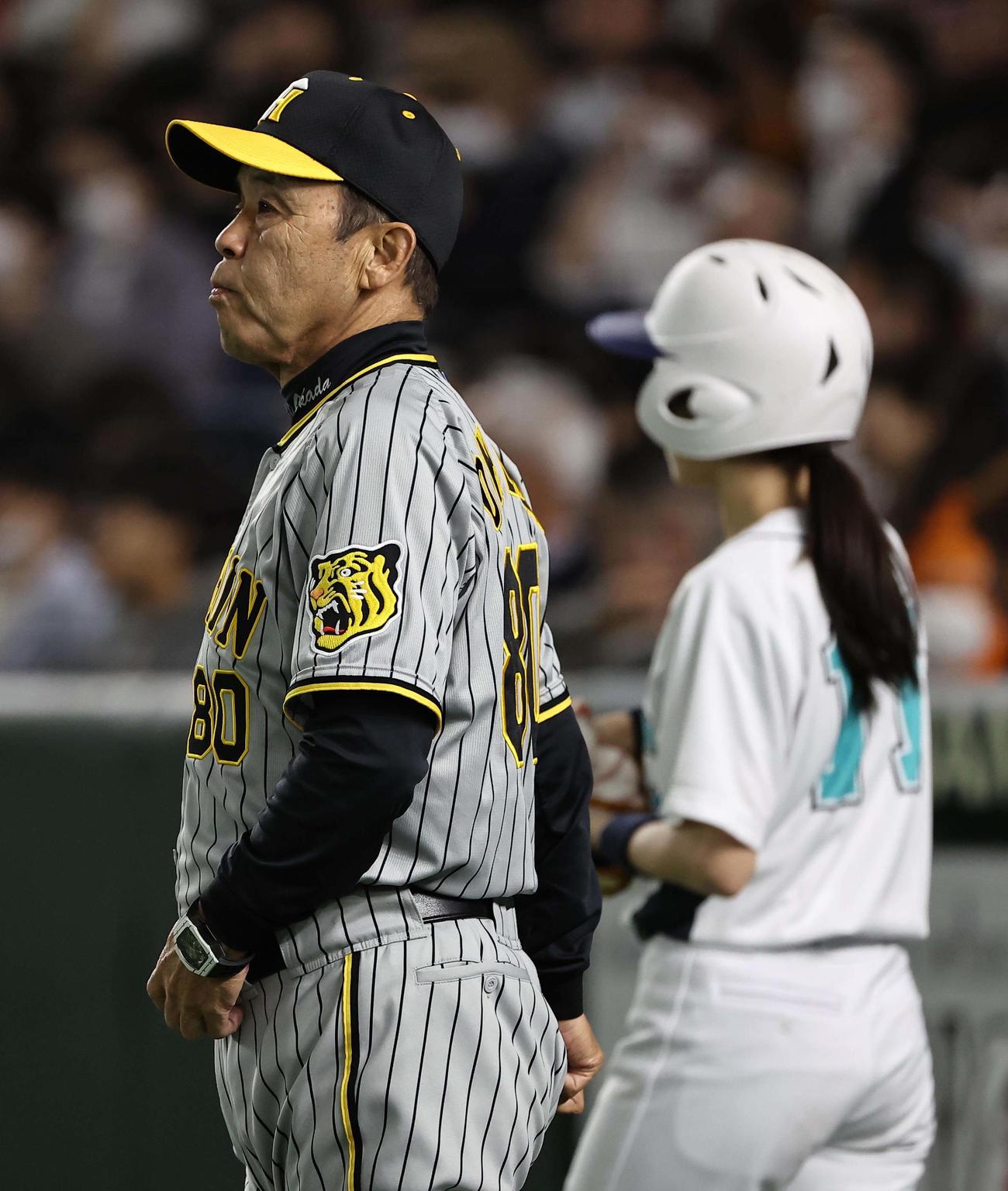 巨人対阪神　選手交代を告げる岡田監督（撮影・上田博志）