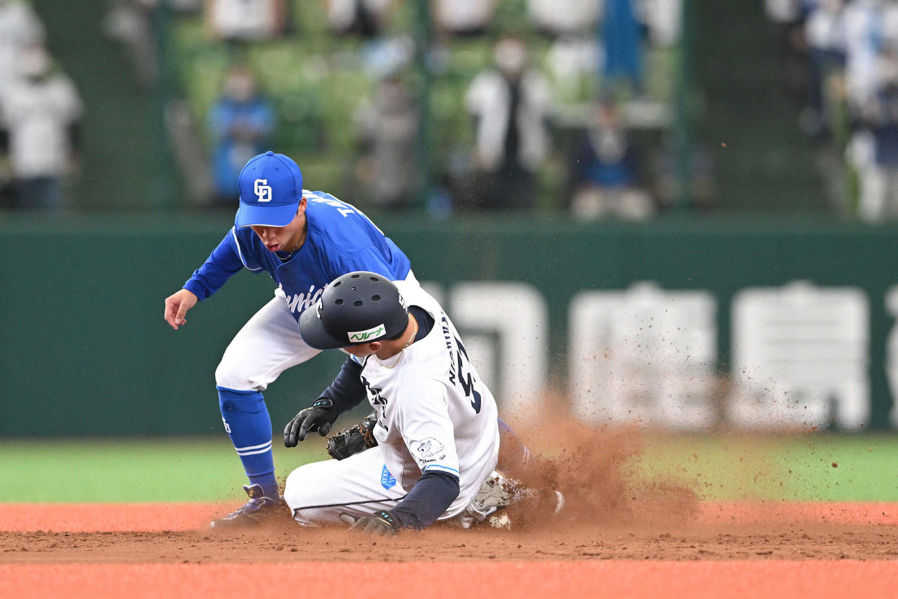 西武対中日　9回裏西武2死一塁、代走西川愛也は二盗を決める（2023年3月8日撮影）