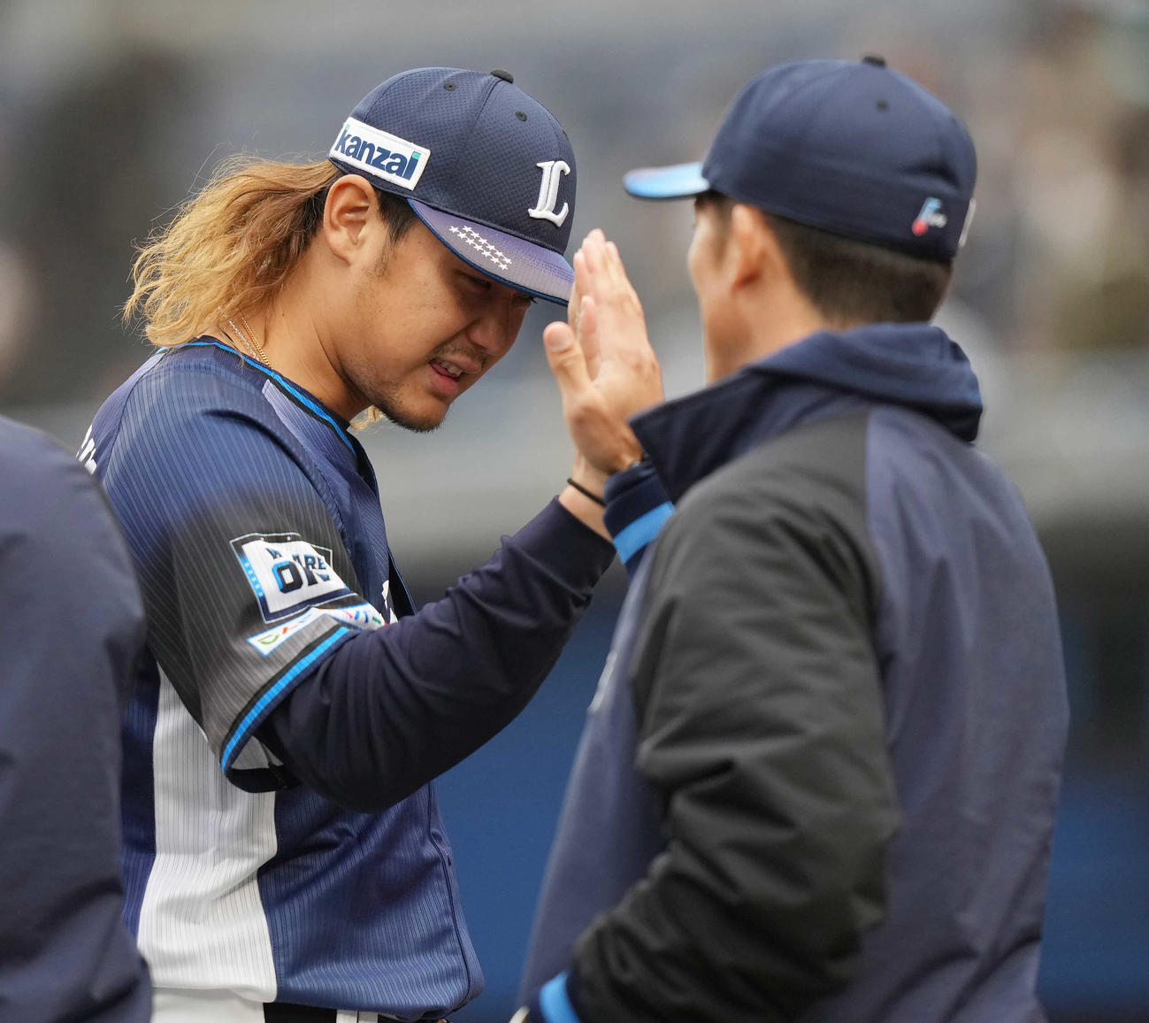 松井監督（右）とタッチを交わす西武高橋（2023年3月17日撮影）
