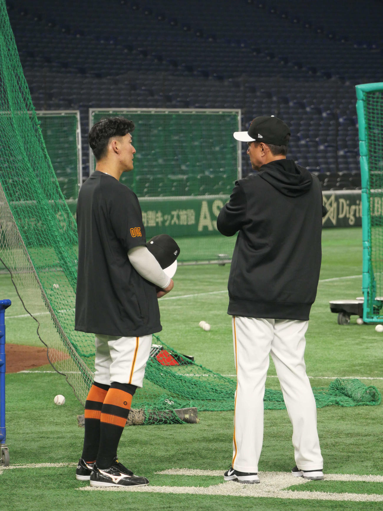 巨人原監督（右）と話をする梶谷（撮影・上田悠太）