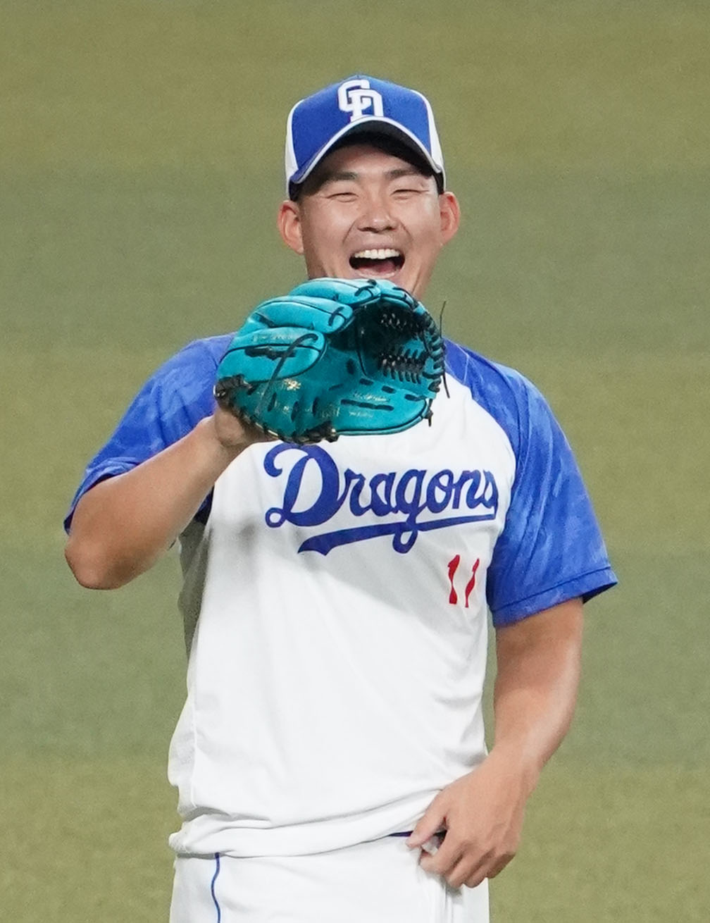 明るい表情でキャッチボールをする小笠原（撮影・森本幸一）