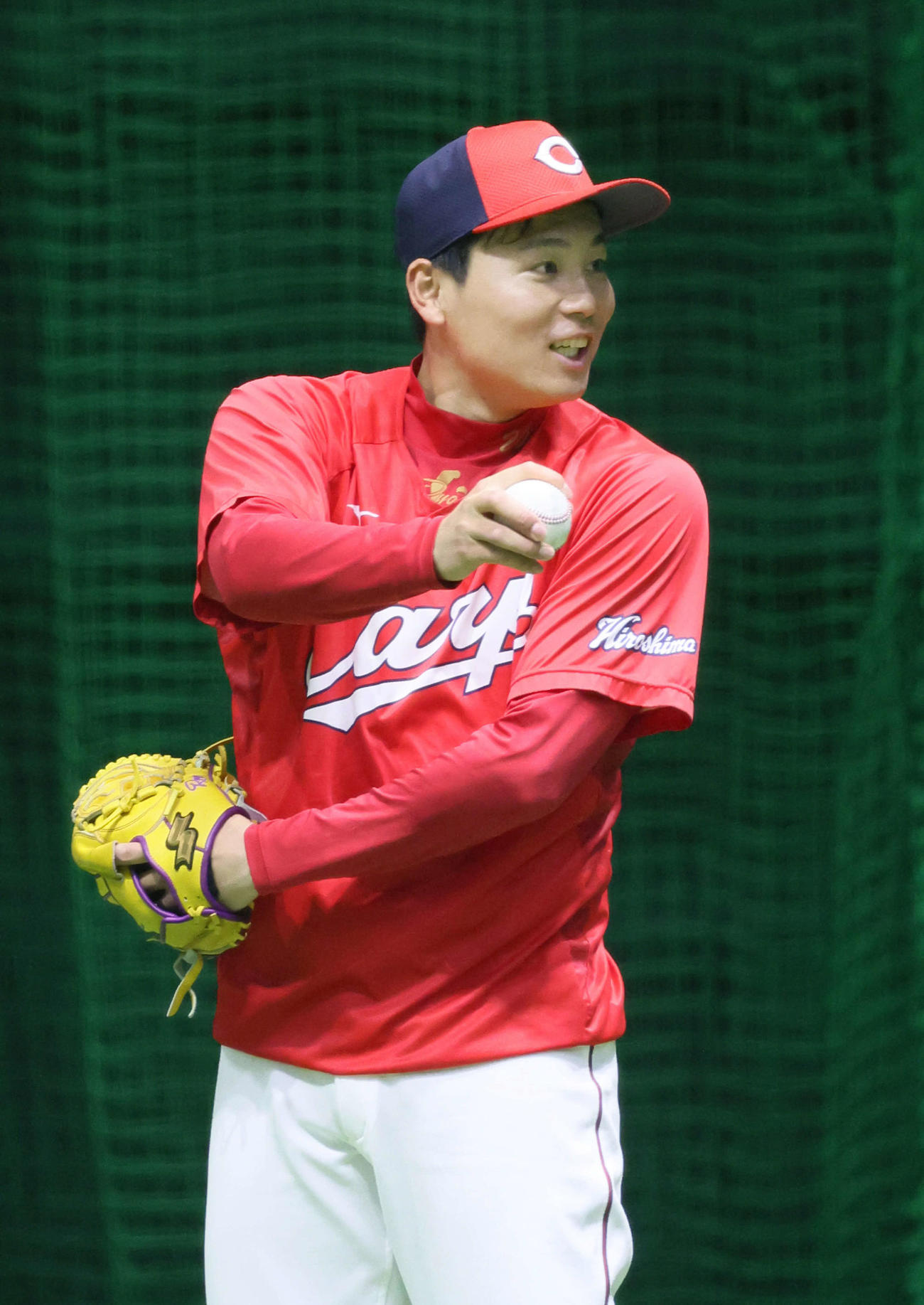 明るい表情でキャッチボールする広島栗林（撮影・加藤孝規）