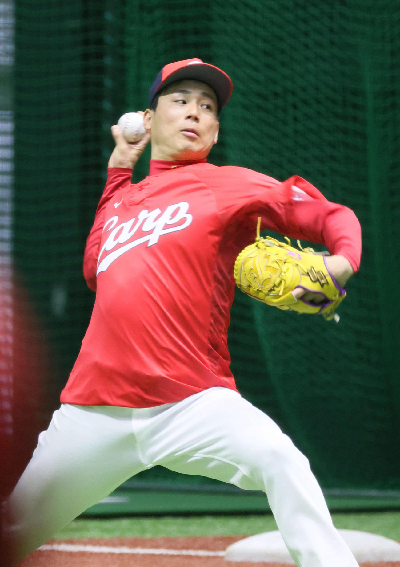 広島投手指名練習　キャッチボールをする栗林（撮影・加藤孝規）