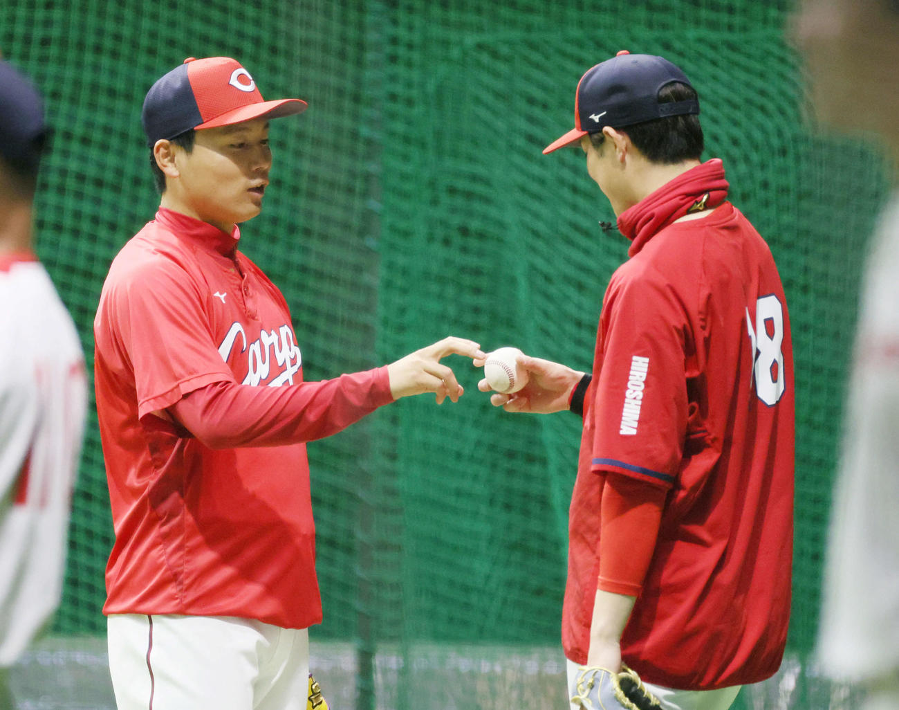 広島投手指名練習　栗林（左）とボールの握りを確認する森下（撮影・加藤孝規）