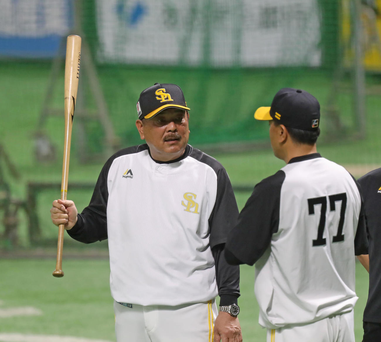 吉本打撃コーチ（右）と話をする藤本監督（撮影・屋方直哉）