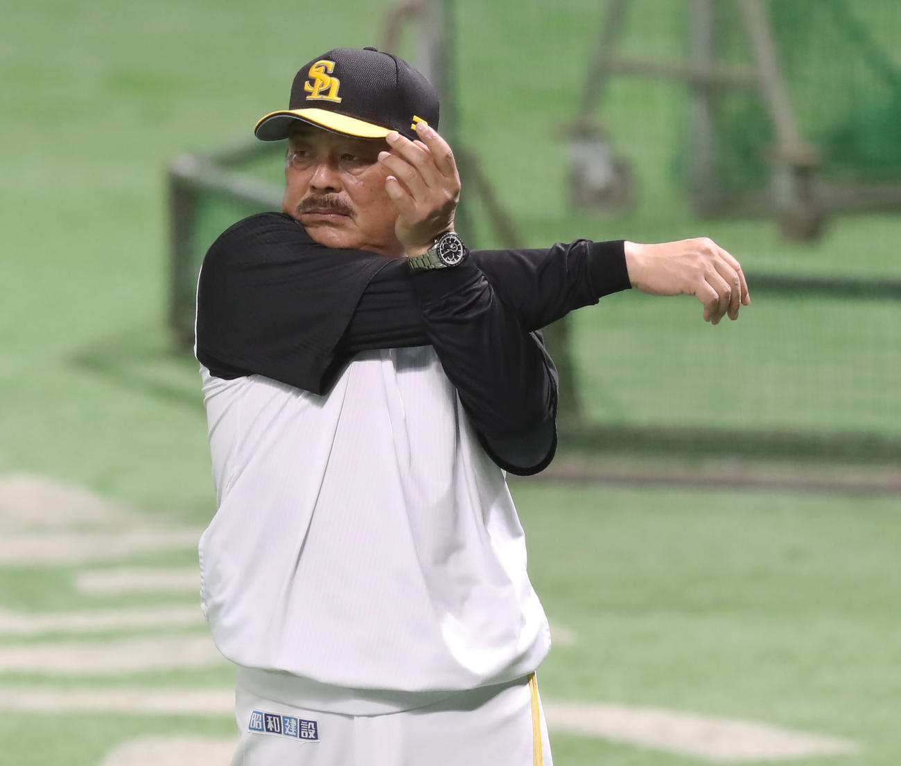 ストレッチをする藤本監督（撮影・屋方直哉）
