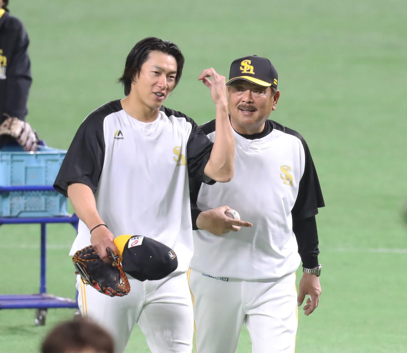 ストレッチをする藤本監督（撮影・屋方直哉）