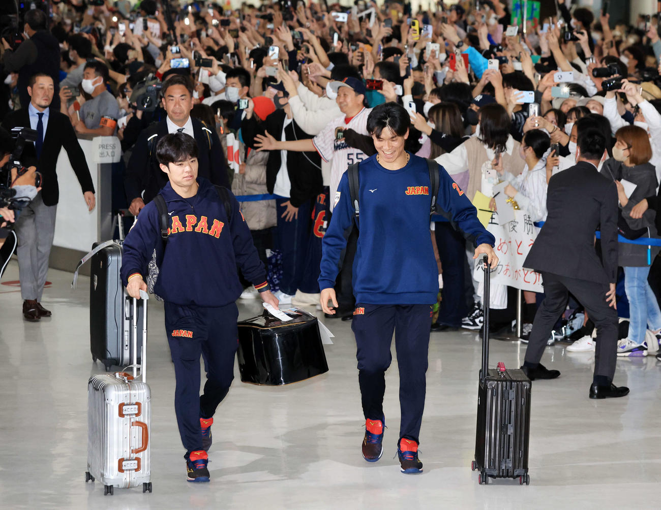 凱旋帰国した侍ジャパンの中野（左）と湯浅（撮影・浅見桂子）