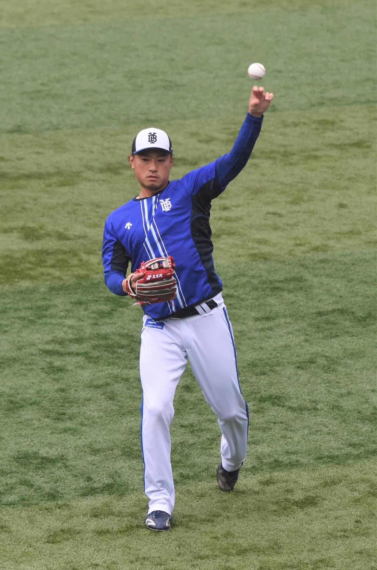入念にキャッチボールを行うDeNA石田（撮影・鈴木正章）