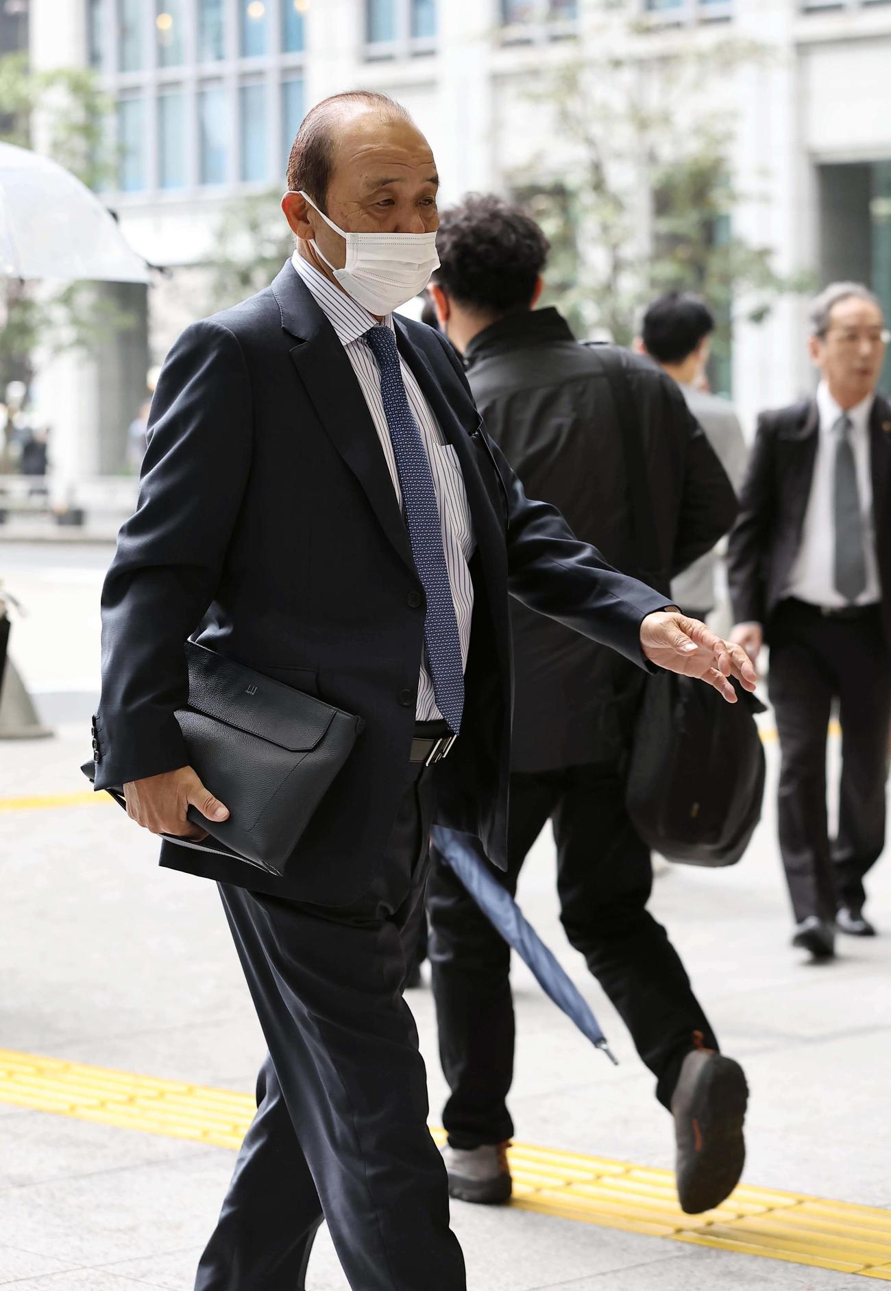 新幹線で帰阪する岡田監督（撮影・上田博志）
