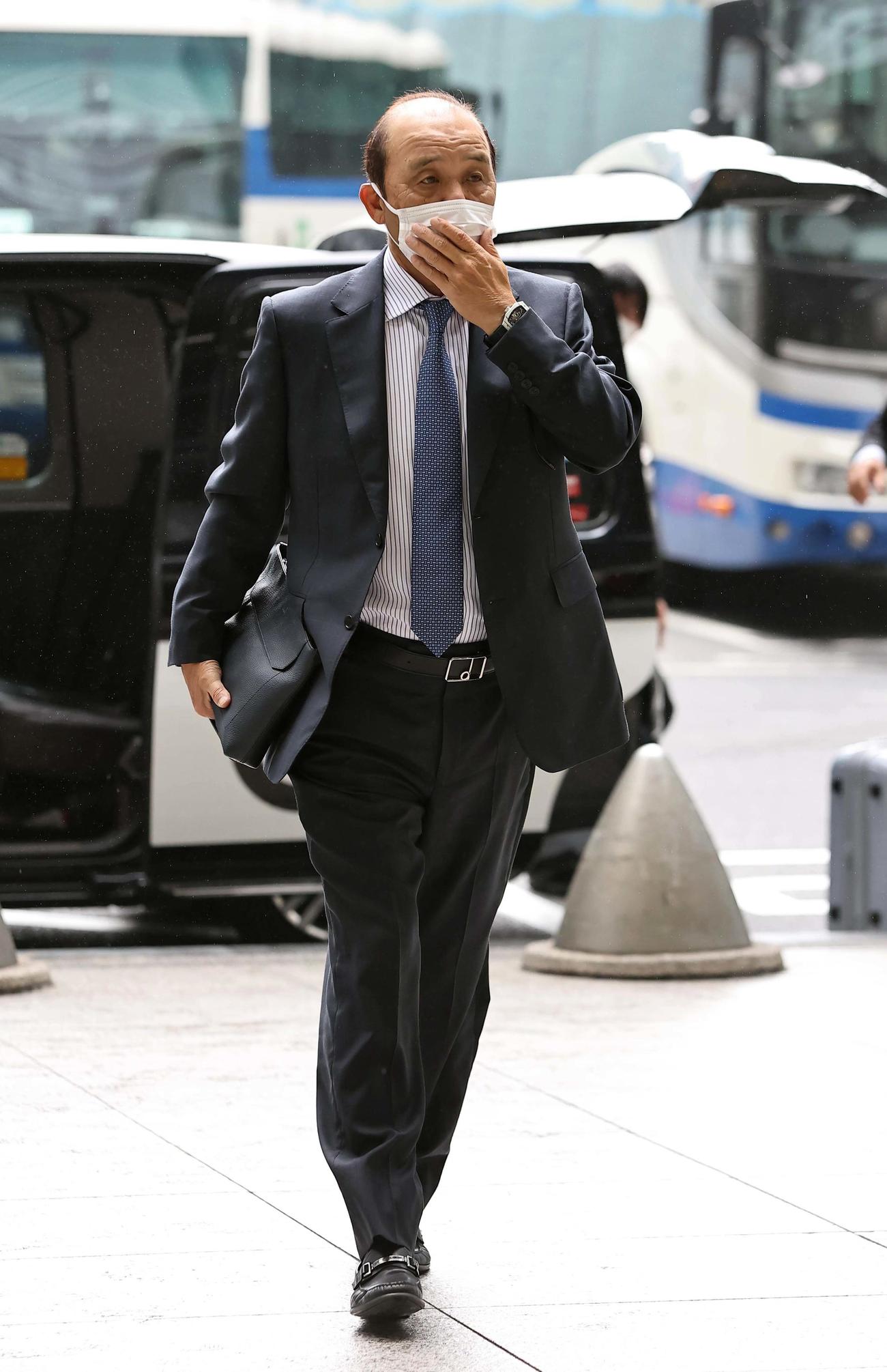 遠征を終え東京から移動する岡田監督（撮影・上田博志）
