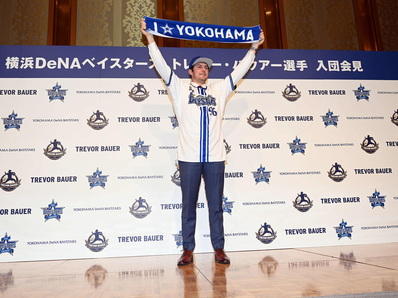 タオルを掲げるDeNAバウアー（撮影・たえ見朱実）