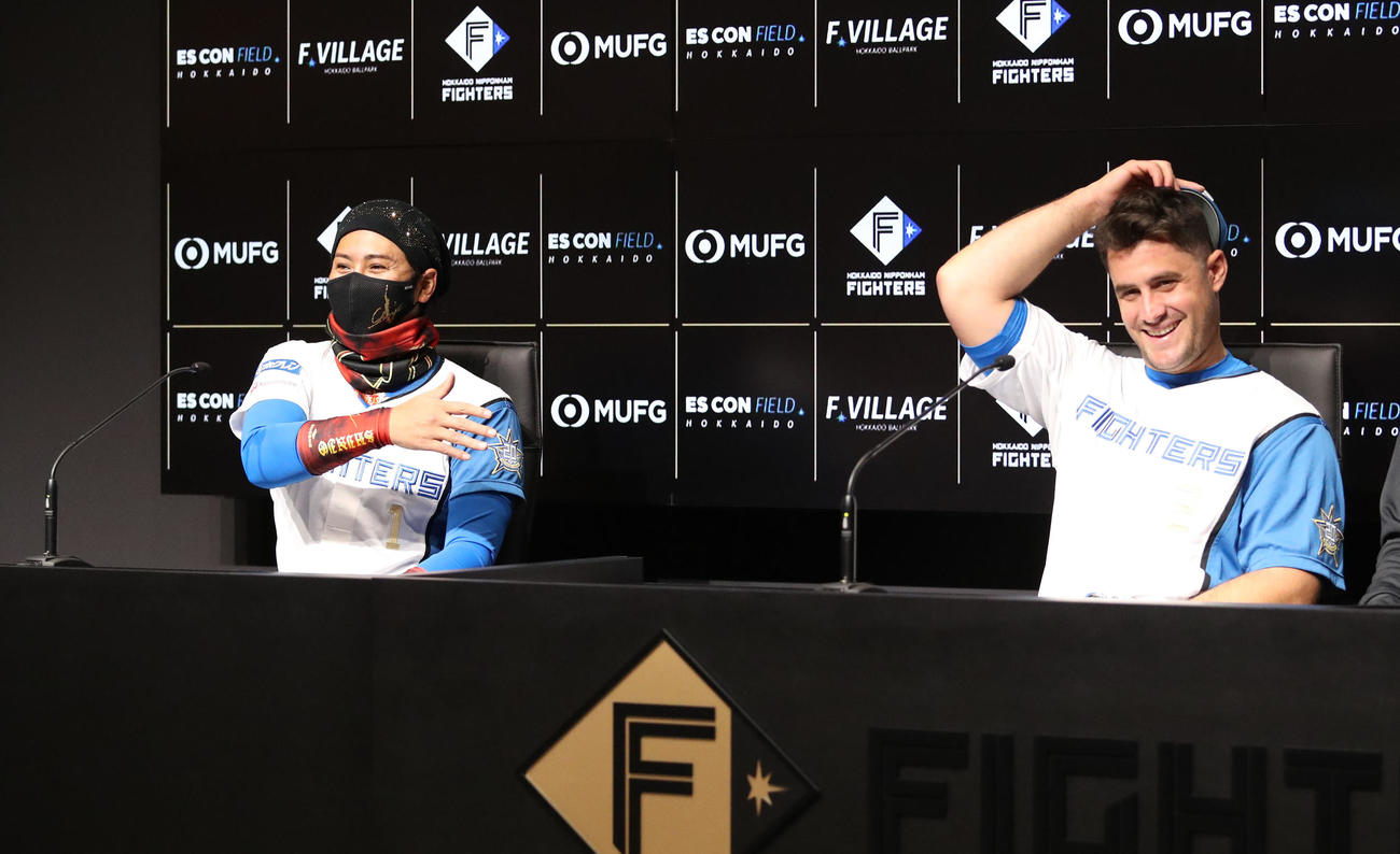 日本ハム対ヤクルト　入団会見で笑顔を見せる新庄監督（左）とアリエル・マルティネス（撮影・佐藤翔太）