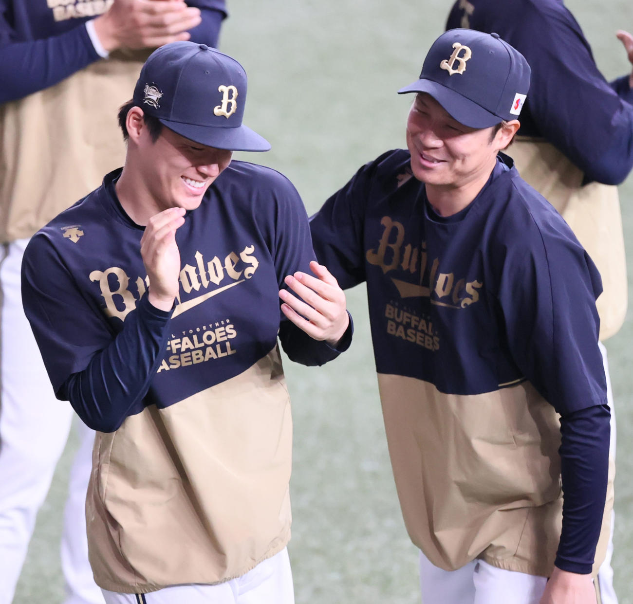 オリックス対阪神　チームに合流したオリックス山本（左）（撮影・清水貴仁）