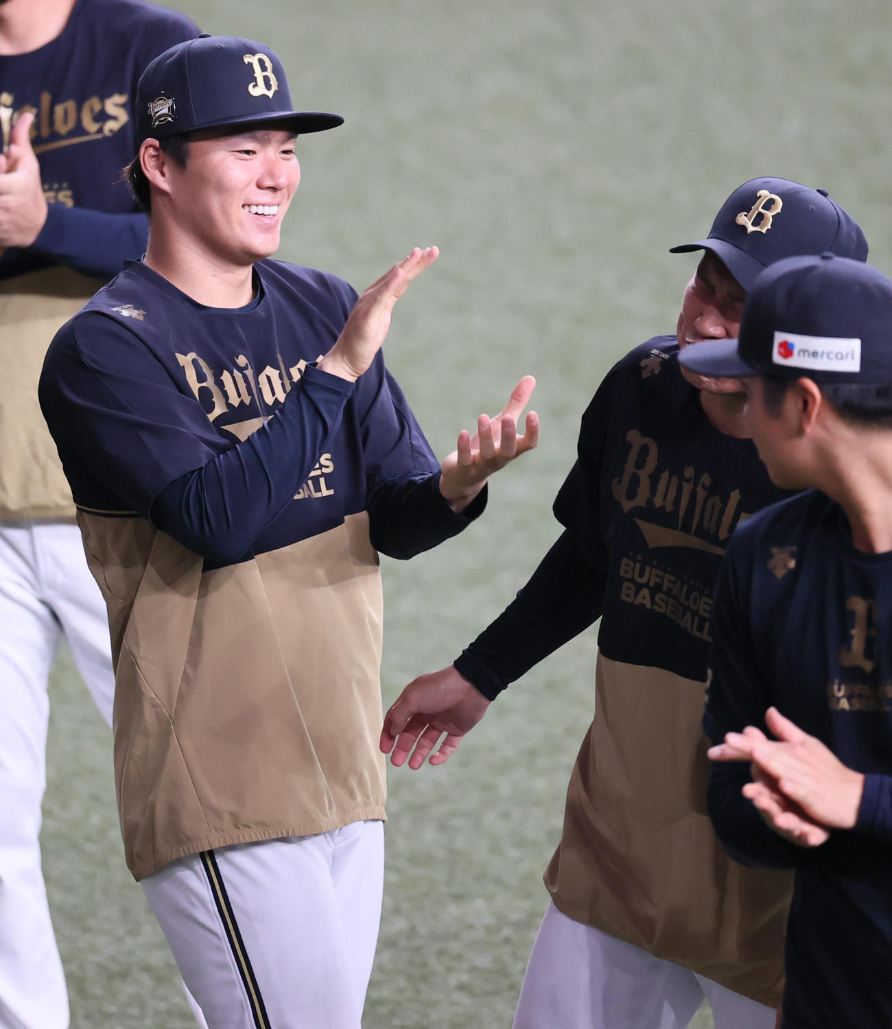 オリックス対阪神　チームに合流したオリックス山本（左）（撮影・清水貴仁）