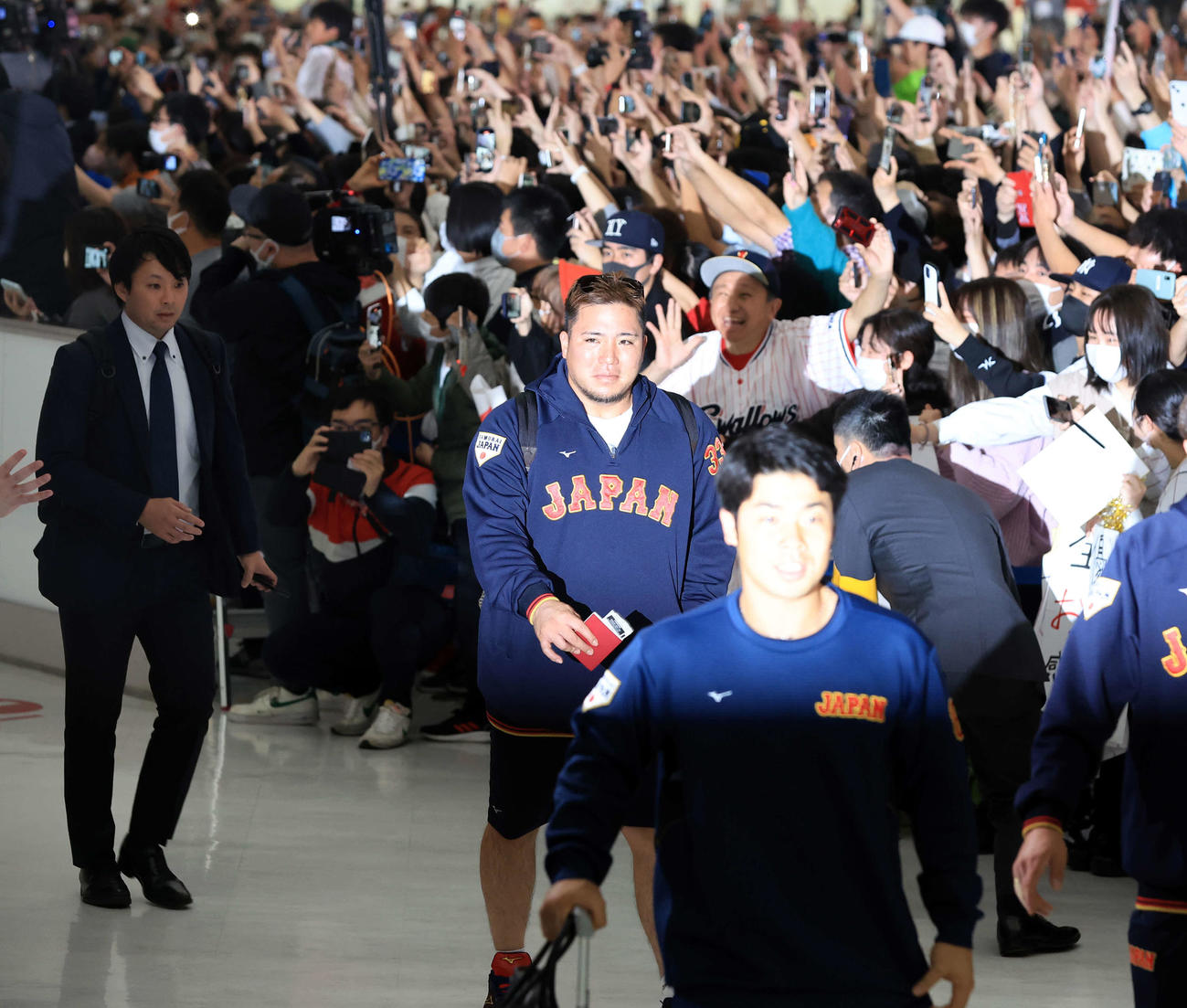 大勢のファンが待つ中、帰国した日本代表の、手前から山川（中央）。手前は近藤（2023年3月23日）