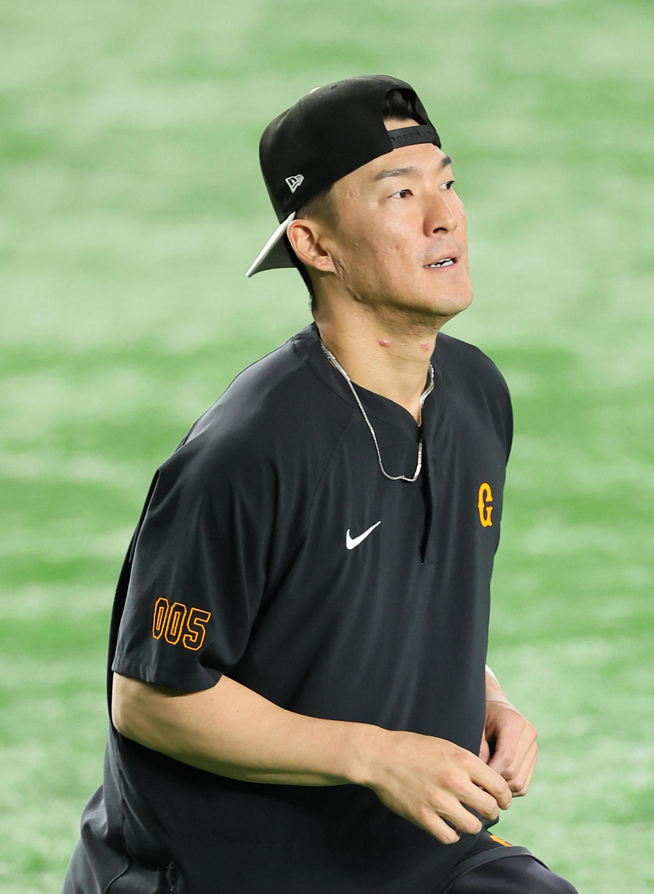 試合前、背番号「005」のシャツ姿で体を動かす巨人梶谷（撮影・足立雅史）