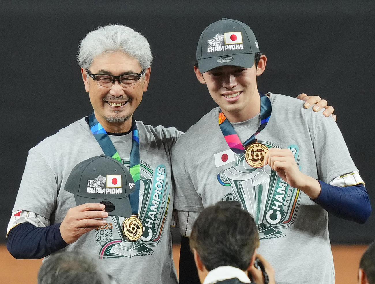 世界一を決め、金メダルを手に吉井投手コーチ（左）と記念撮影に納まる佐々木（2023年3月21日撮影）