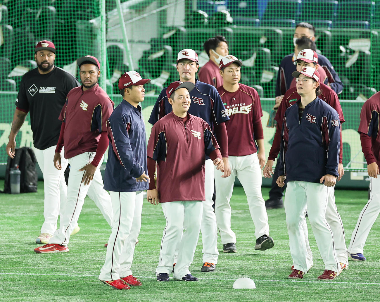 練習に合流し、チームメートと笑顔で話す楽天松井裕（手前中央）（撮影・足立雅史）