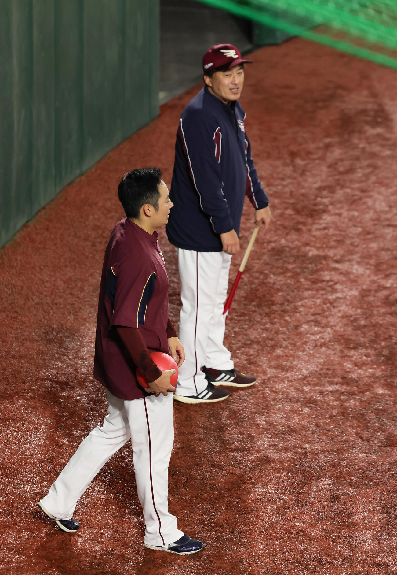 試合前、楽天石井監督（上）と話す松井裕（撮影・足立雅史）