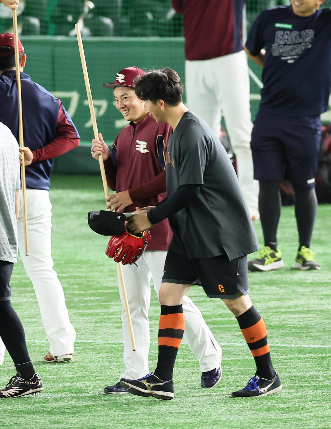 試合前、巨人大勢（右）と笑顔で会話を交わす楽天松井裕（撮影・足立雅史）
