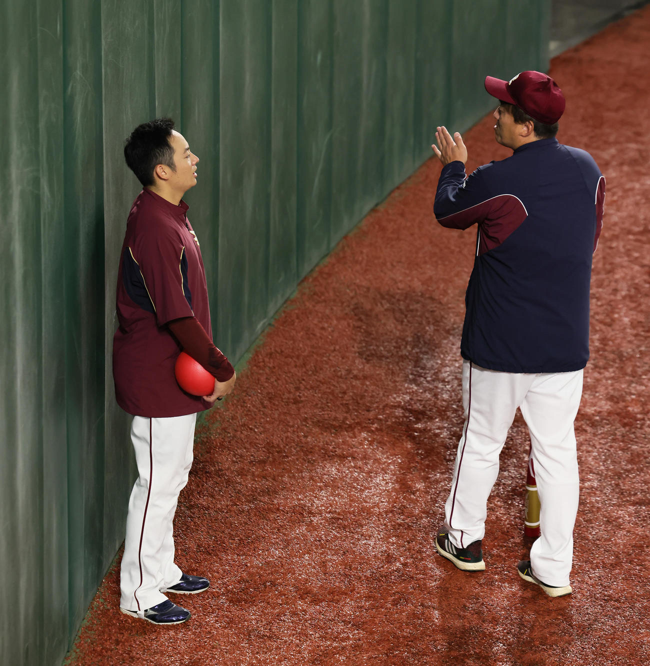 試合前、楽天石井監督（右）と話す松井裕（撮影・足立雅史）