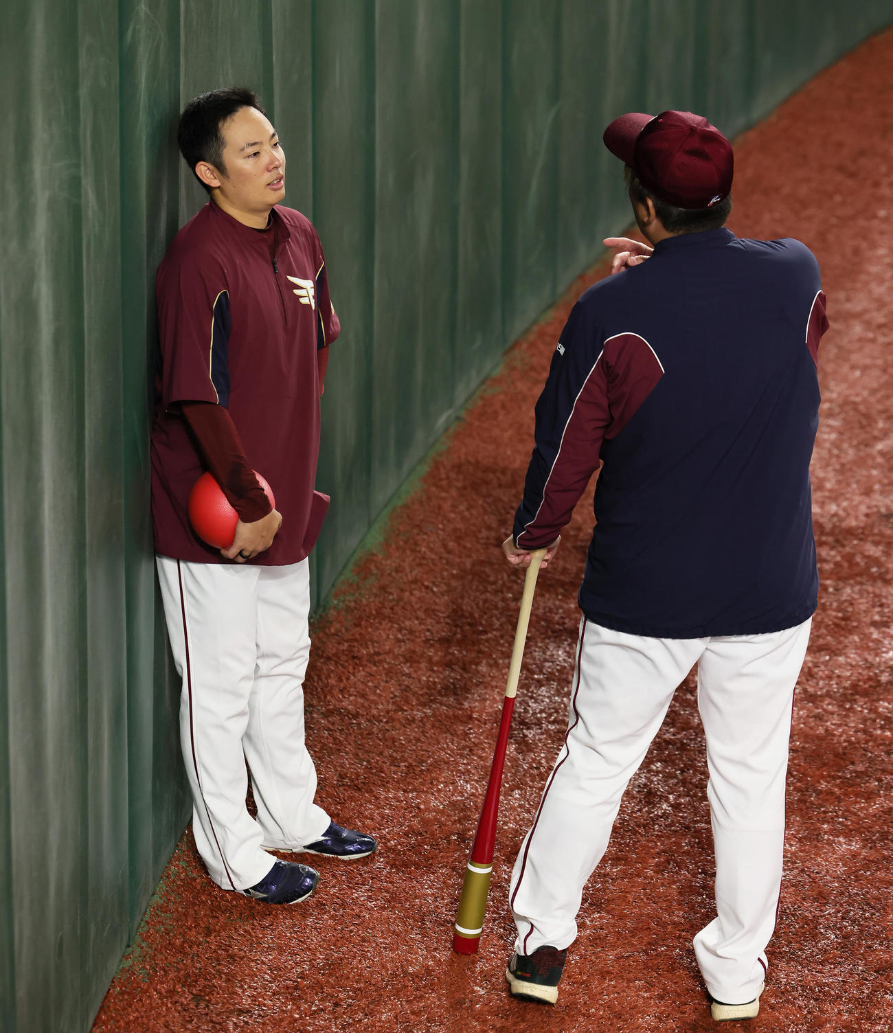 試合前、楽天石井監督（右）と話す松井裕（撮影・足立雅史）