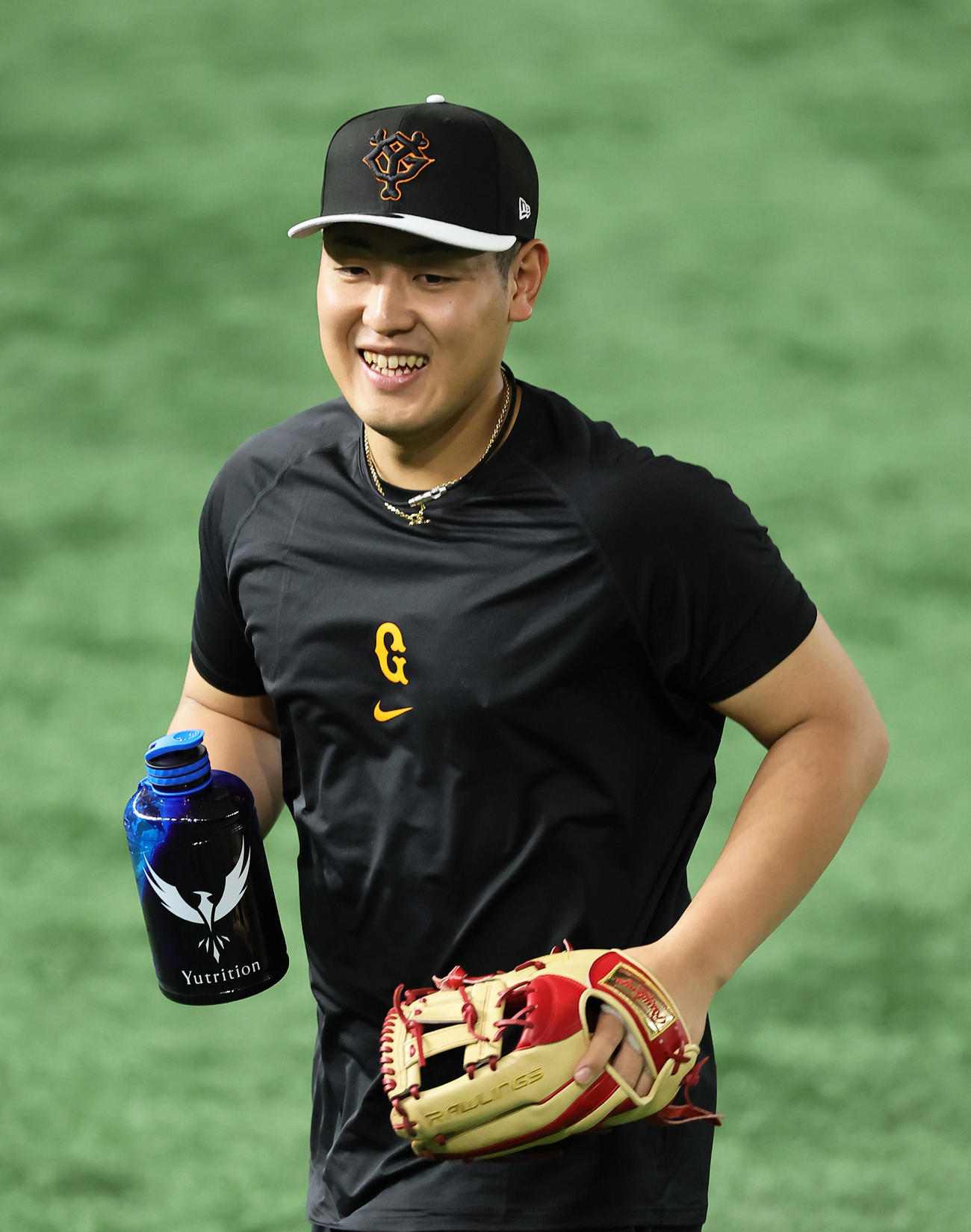 練習に合流し、笑顔を見せる巨人岡本和（撮影・足立雅史）