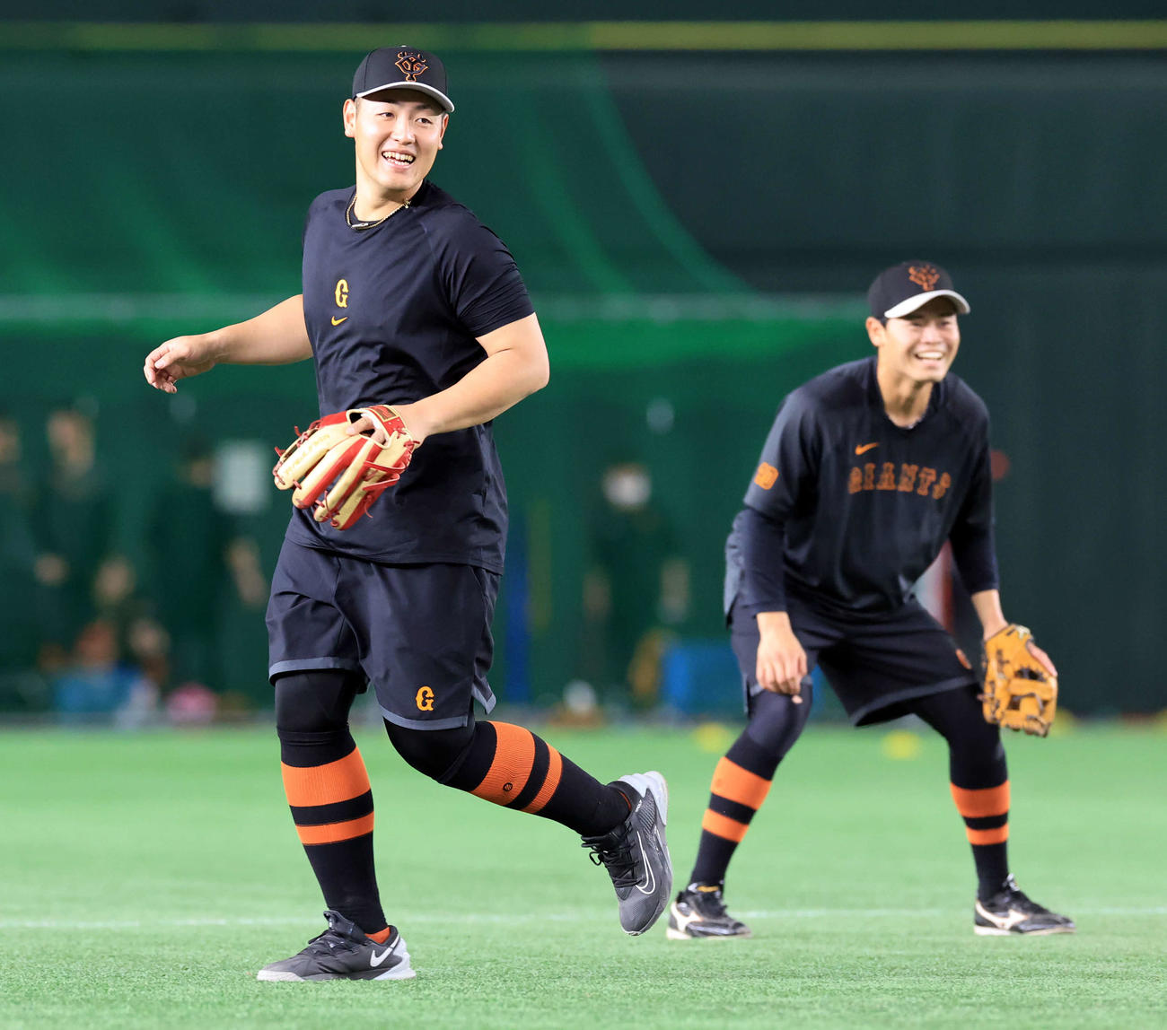 巨人対楽天　試合前練習で明るい表情の巨人岡本和（左）。奥は中山（撮影・浅見桂子）