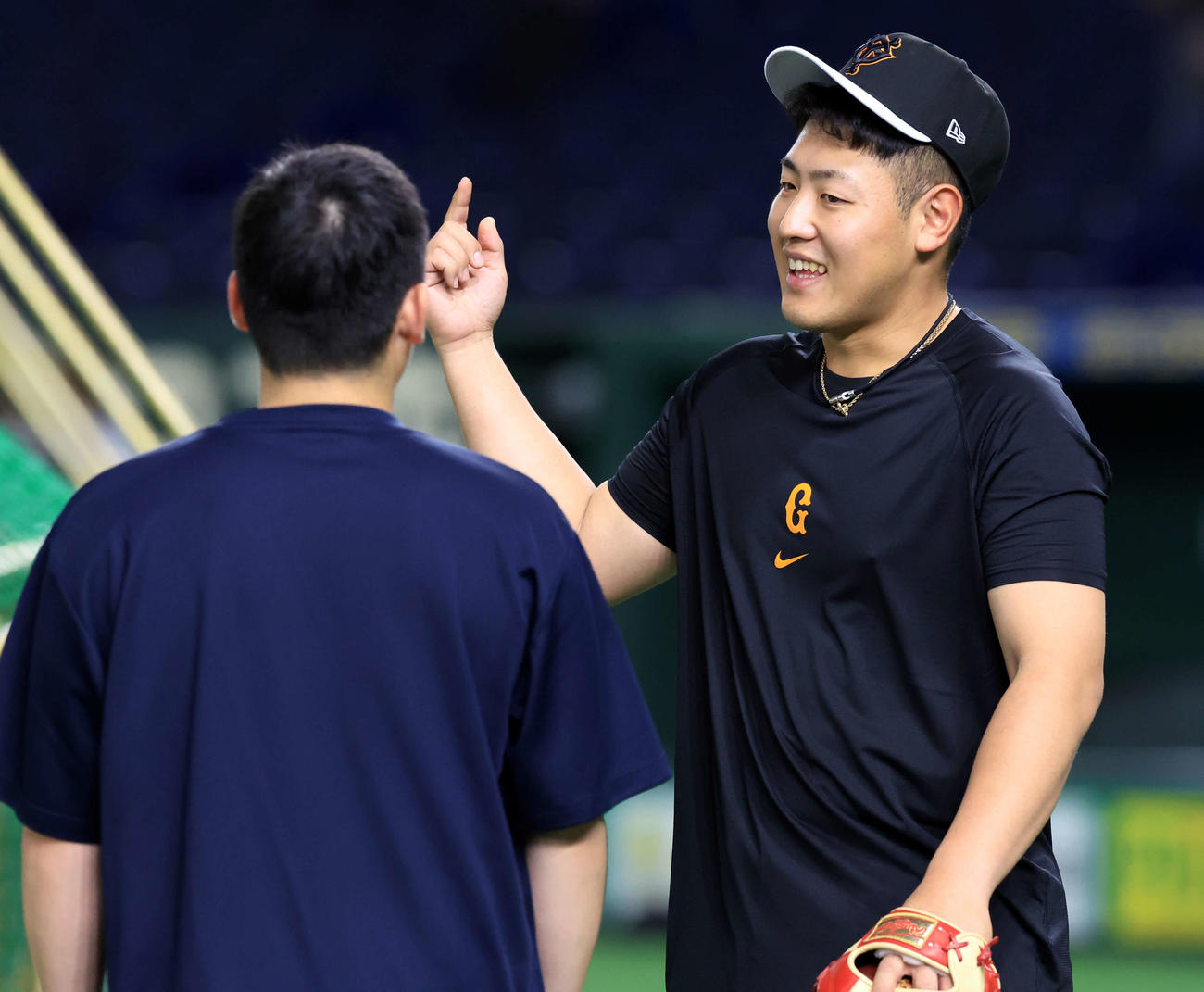巨人対楽天　WBCから帰国して一夜明け、談笑する巨人岡本和（右）と楽天松井裕（撮影・浅見桂子）